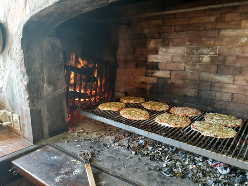 Pizzas A La Parrilla Servicio De Catering Calzones-chivitos