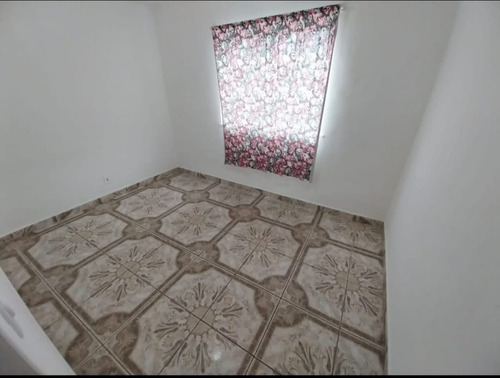 Apartamento Com 2 Quartos Sala,ampla Cozinha E Um Banheiro.
