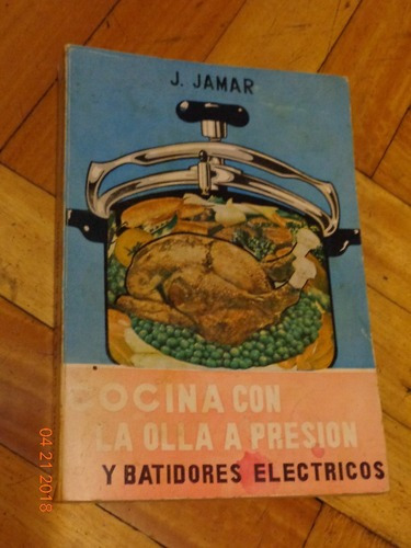 Cocina Con La Olla A Presión Y Batidores Eléctricos. &-.