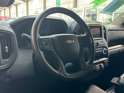 Chevrolet Silverado Custom 2025