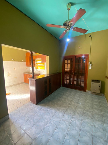 Imagen 2 de 17 de En Venta Casa 3 Amb Con Gge P/ 2 Autos, Amplio Fondo Libre, Terraza Y Local En Lanus (136)