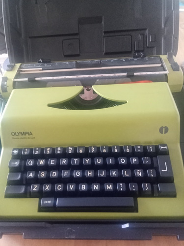 Máquina De Escribir Electrica Olympia Con Estuche Impecable 