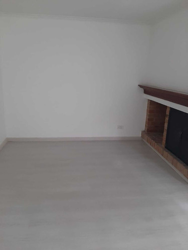 Imagen 4 de 9 de Arriendo Apartamento Barrio Santa Bárbara 2 Parqueaderos