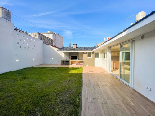 Casa En Venta - 4 Dormitorios 3 Baños - Cochera - 302,40mts2 - Mar Del Plata