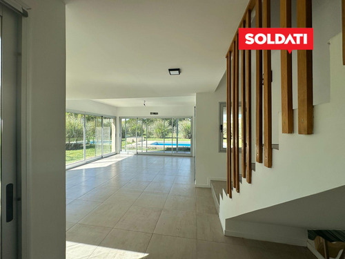 Venta 3 Cuartos Y Escritorio. Pileta, Parrilla, Piscina.