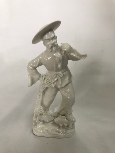 Escultura Hombre Chino En Porcelana, Tiene Una Red De Pescar