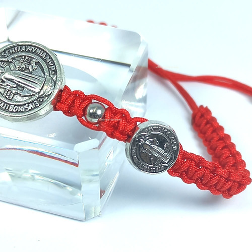 Imagen 3 de 8 de Pulsera San Benito - Hilo Rojo Ajustable + Consagrada + M4