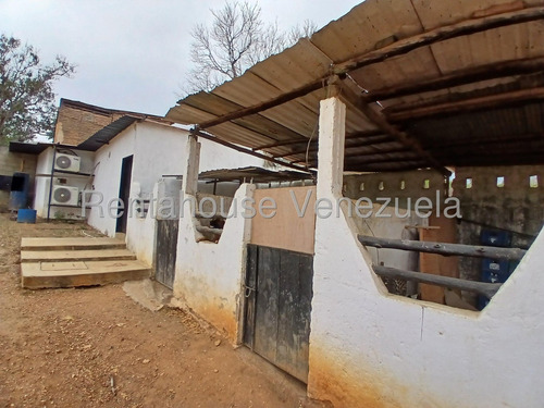 Dennymar, Vende Hermosa Casa Granja Ideal Para Uso Comercial O Residencial Con 2800m2 Dispone De 4 Habitaciones 2 Baños Y Todos Los Servicios Basicos En Agua Viva Cabudare B5a16469