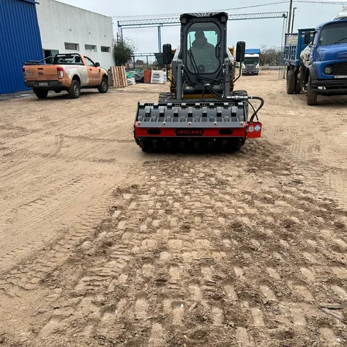 Implemento Vibrocompactador Dual Pecarí - Minicargadora