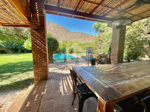Casa En Venta De 3 Dorm + 2 Estar . En Chicureo Colina