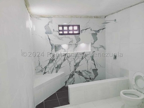 Casa Moderna Totalmente Remodelada, Con Amplios Espacios Iluminados Colinas De Guataparo 24-23018