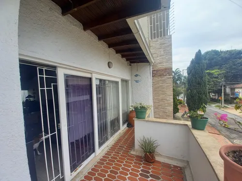 Casa En Venta En Los Colores. Cod V12695