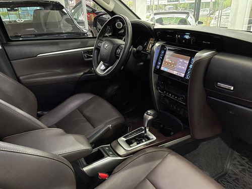 Imagem 9 de 10 de Toyota Hilux Sw4 2.8 Srx 4x4 7 Lugares 16v Turbo