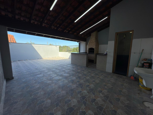 Casa Com 2 Dormitórios, Sala, Cozinha E Banheiros