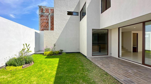 Casa Moderna En Metepec, En Residencial De Solo  29 Casas