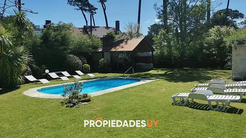 Venta, Casa En Cantegril Con Piscina Y Muy Lindo Parque