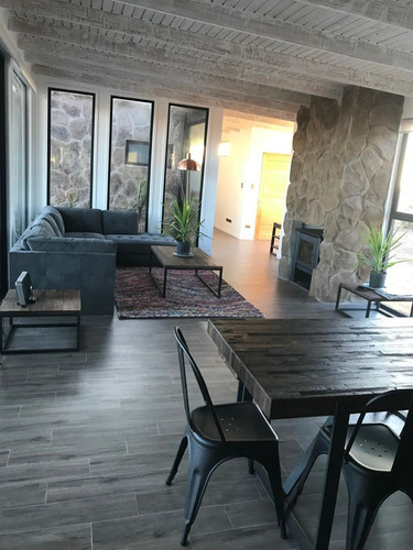 Casa Amoblada En Venta De 4 Dorm. En Los Molles