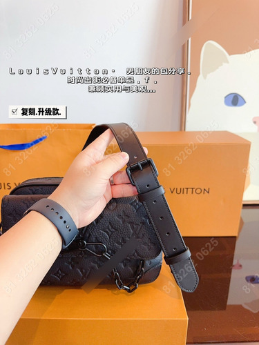 Louis Vuitton 24*7*18cm Bolso En Relieve Para Hombre (Reacondicionado)