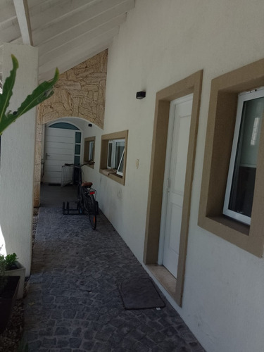 Casa En Venta De 3 Dormitorios C/ Cochera En El Lauquen