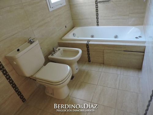 Increíble Y Preciosa Casa Con Excelente Entorno Cerca Del Mar- Ref: 450