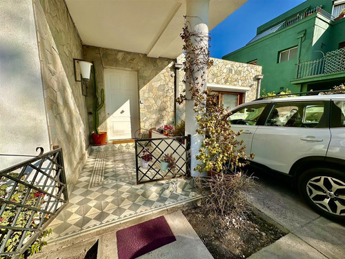Casa En Venta De 4 Dorm. En Ñuñoa