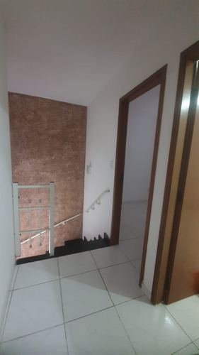 Casa Com Três Quartos Em Condominio