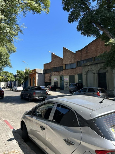 Imagen 1 de 19 de Venta Gran Local En Arenal Grande Y Hocquart Zona Mayorista