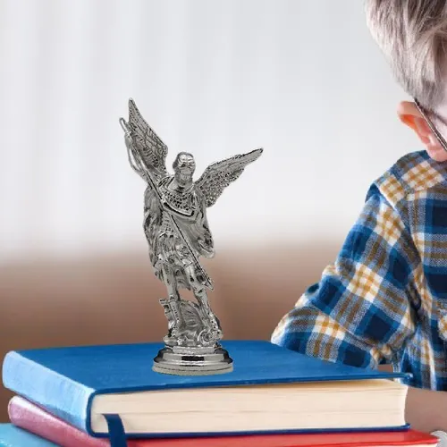 Escultura Del Ángel De La Figura Del Arcángel Miguel Plata