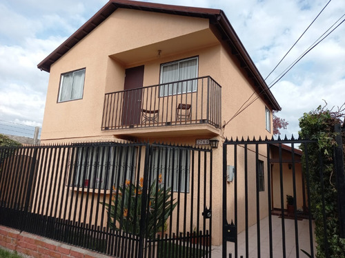 Hermosa Casa En Barrio Residencial. Cerro Melosas. Línea 4 D