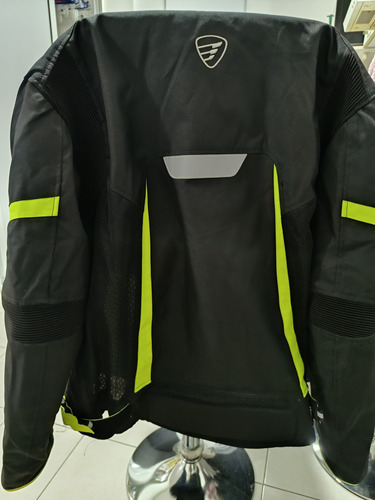 Hermosa Moto De Color Negro, Con Dos Cascos, Funda Y Candado
