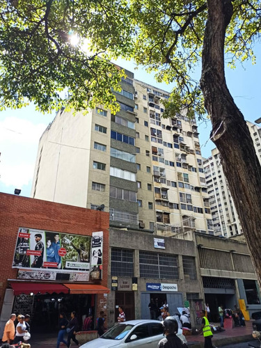 Excelente Vista, Apartamento Ubicado Frente A La Plaza Candelaria.