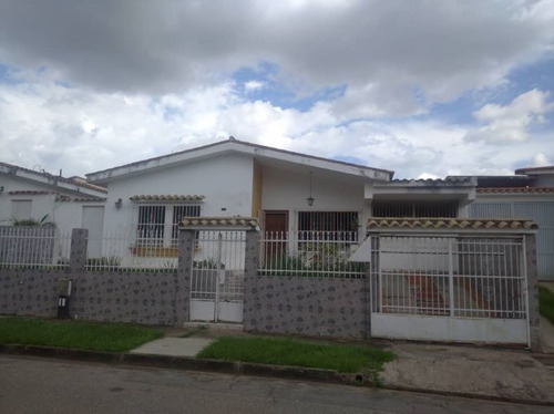 Jose R Armas, Vende Casa Ubicada En Urbanizacion Trigal Norte. Atc-1084