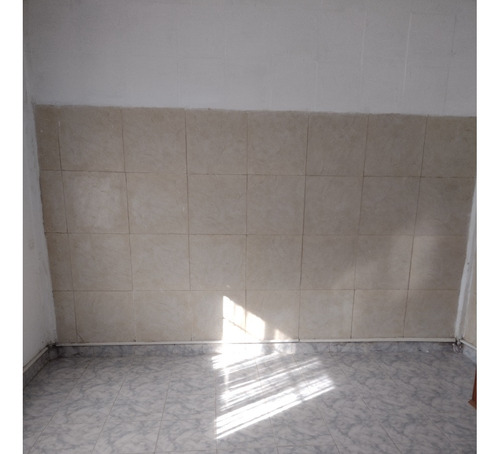 Casa Con Garaje Descubierto, Amplio Frente, Fondo Con Árboles Frutales Y Quincho