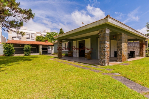 Venta De Casa En Playa Mansa, 3 Dormitorios- Ref: 19080