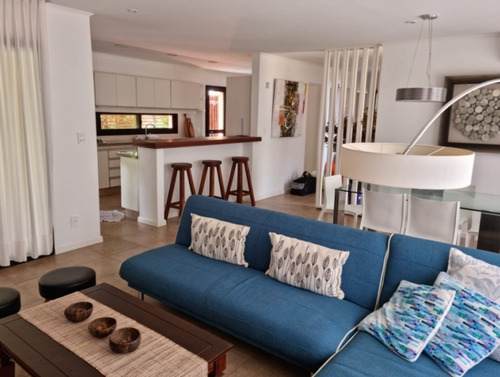 Casa En Venta De 2 Dormitorios C/ Cochera En Pinares