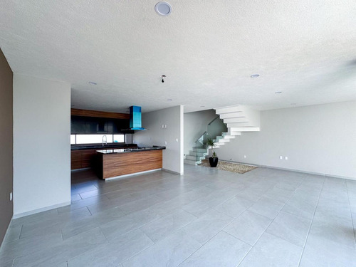Casa En Venta En Metepec A Un Costado Del Parque Bicentenario Con Diseño Moderno