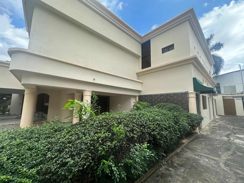 Alquilo Hermosa Residencia Ubicada En El Ensanche Paraiso