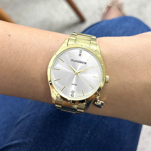 Relógio De Pulso Mondaine Com Corria De Aço Inoxidável Cor Dourado - Fondo Branco