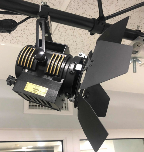 Ltm Pepper 420w Fresnel Light + Leaf Barndoor + Bulb (combo)