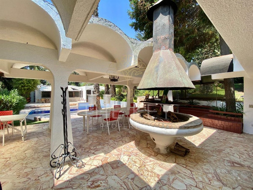 Casa En Venta De 4dorm, 3 Serv, Piscina, Jardin. En Vitacura