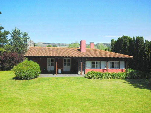 Casa Quinta Con Pileta En Tandil. Barrio Golf 