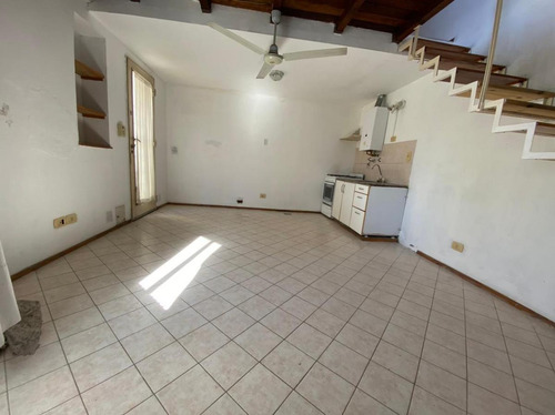 Imagen 2 de 12 de Casa De 1 Dormitorio En Venta Con Patio Y Balcon Arroyito