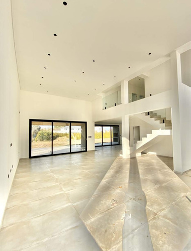 Imagen 2 de 14 de Excelente Casa A Estrenar En Barrio Privado Chacras De La Villa