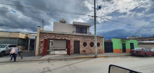 Casa Con Gran Ubicación, En Av. Comercial. 