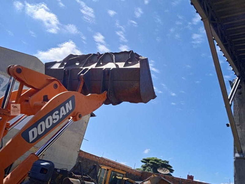 Imagem 4 de 4 de Pá Carregadeira Dl200 Doosan Operacional C/ Ar 2013