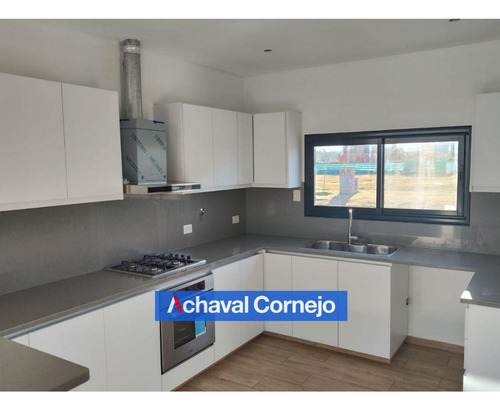 Venta Casa En El Barrio Riberas, Puertos (3 Dormitorios, Dependencia, Galeria, Jardin)