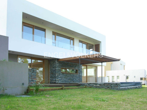 Impecable Casa Con Diseño En Carmel Id 5927