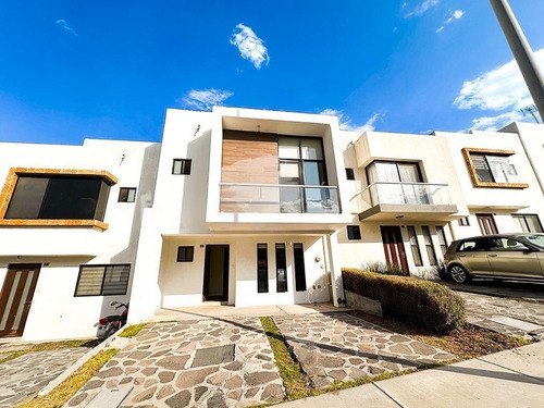Casa A Precio De Oportunidad! 4 Recámaras, 3 Niveles, Zibatá, Qro. Am