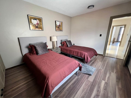 Venta De Casa (250m2) En Calle Cerrada A 10 Mins De Corazon De Santa Fe, Muy Bien Comunicado Db15-z74