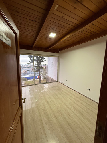 Arriedo Comercial 14 Oficinas, Sala De Reuniones, 12 Est.
